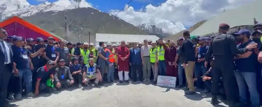 जोजिला सुरंग परियोजना में मुख्य सुरंग ब्रेकथ्रू का नितिन गडकरी ने किया निरीक्षण, हर मौसम में मिलेगी यातायात पहुंच