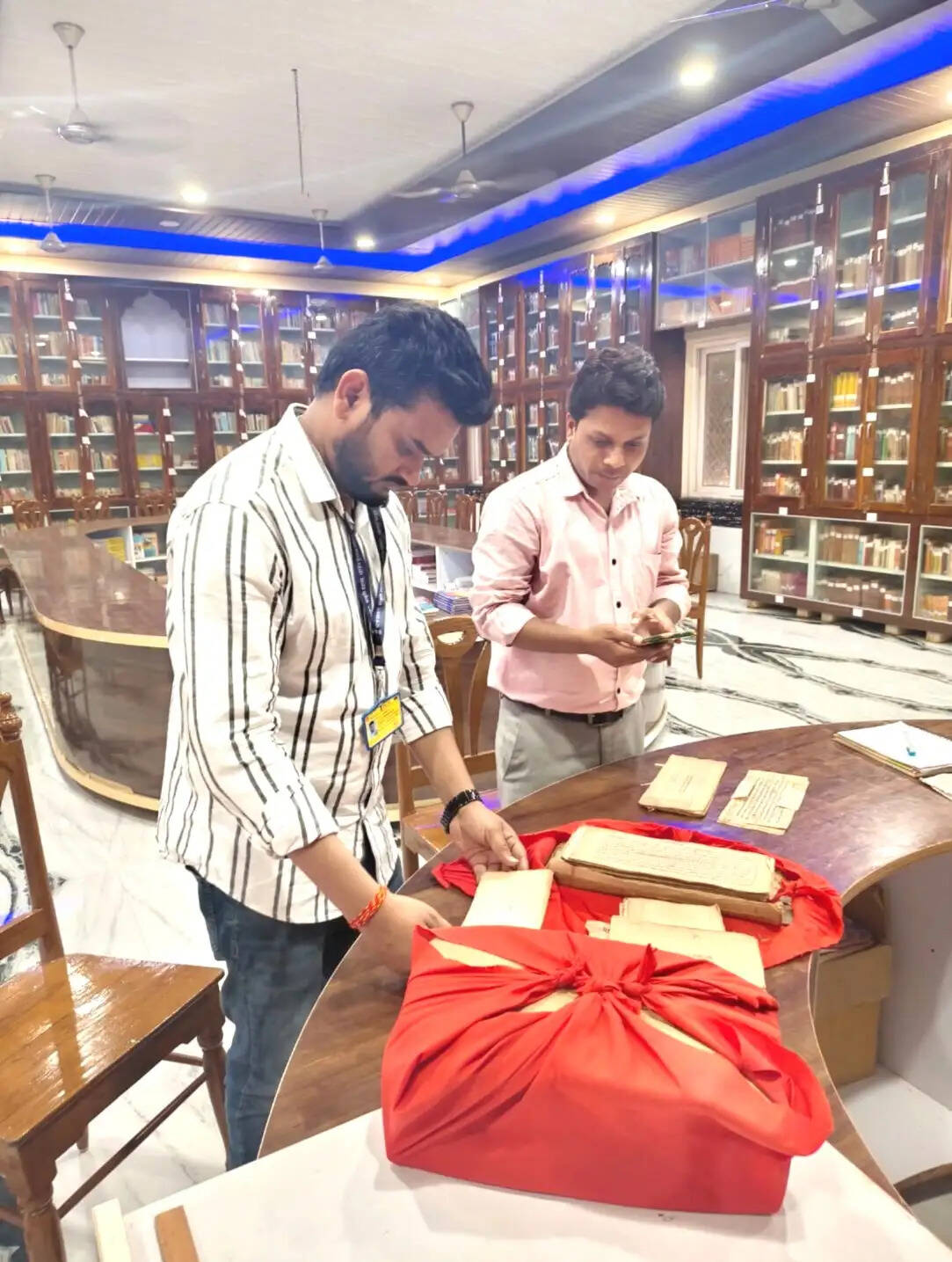 अनूपपुर: श्री कल्याण सेवा आश्रम अमरकंटक के पुस्तकालय में संरक्षित प्राचीन पांडुलिपियाँ का डिजिटल संरक्षण