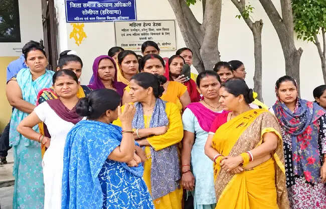 सोनीपत: कुंडली में दो माह से वेतन नहीं मिलने पर मजदूरों का प्रदर्शन