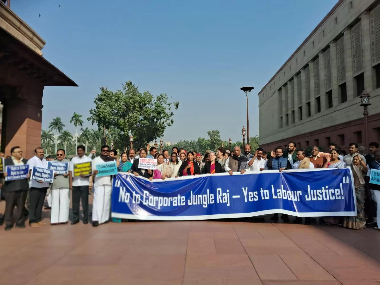 तीन श्रम कानूनों के खिलाफ कांग्रेस-इंडी गठबंधन का संसद भवन के मकर द्वार पर प्रदर्शन
