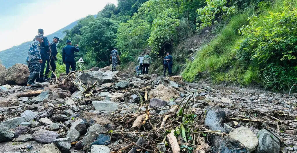 नेपाल में भारी बारिश से मध्य पहाड़ी लोकमार्ग अवरुद्ध, हजारों यात्री फंसे