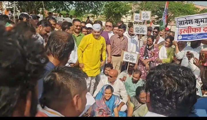 अनूपपुर: कांग्रेस ने प्रदर्शन कर सीईसी ज्ञानेश कुमार का पुतला फूंका, ‘वोट चोरी’ के आरोपों की जांच की मांग