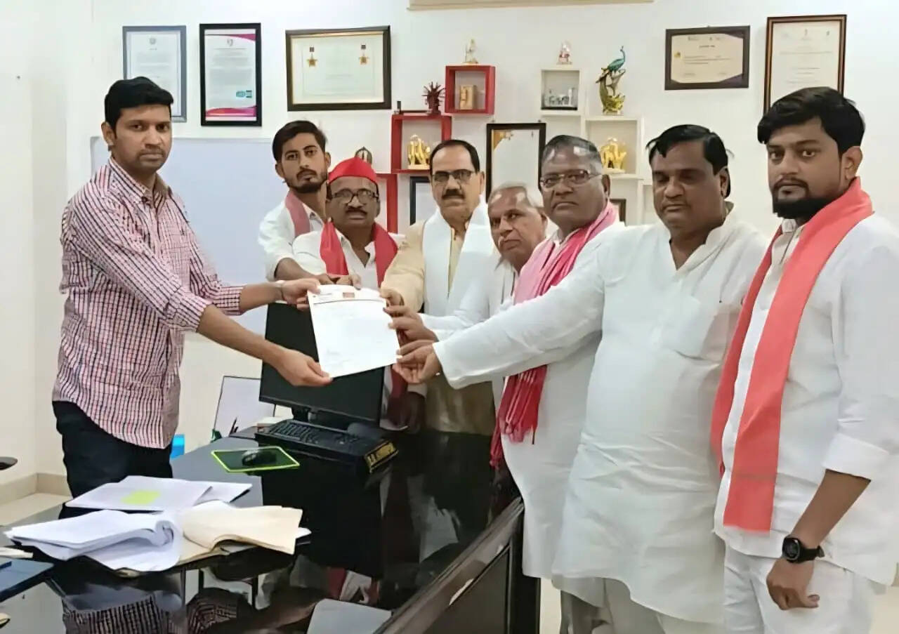 हमीरपुर निर्माणाधीन पुल हादसे को लेकर कांग्रेस और सपा ने जिलाधिकारी को सौंपा ज्ञापन