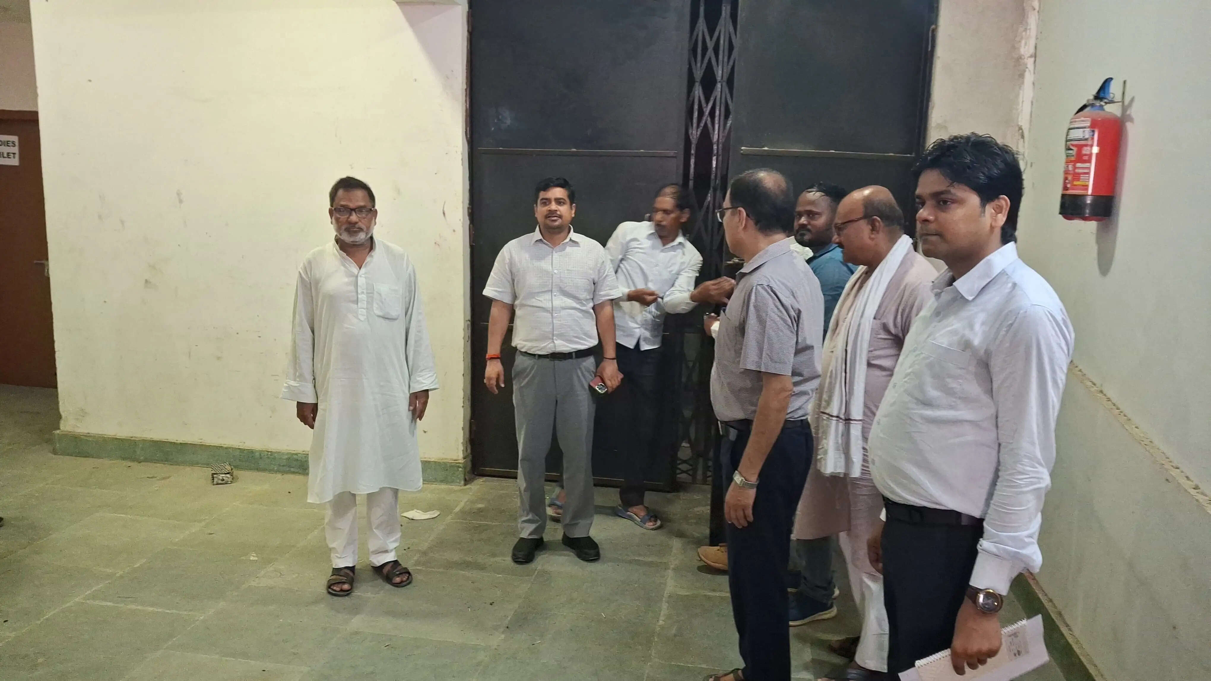 ईवीएम-वीवीपैट वेयरहाउस का डीएम ने किया आंतरिक निरीक्षण, दिव्यांग मतदाताओं की भागीदारी बढ़ाने पर जोर