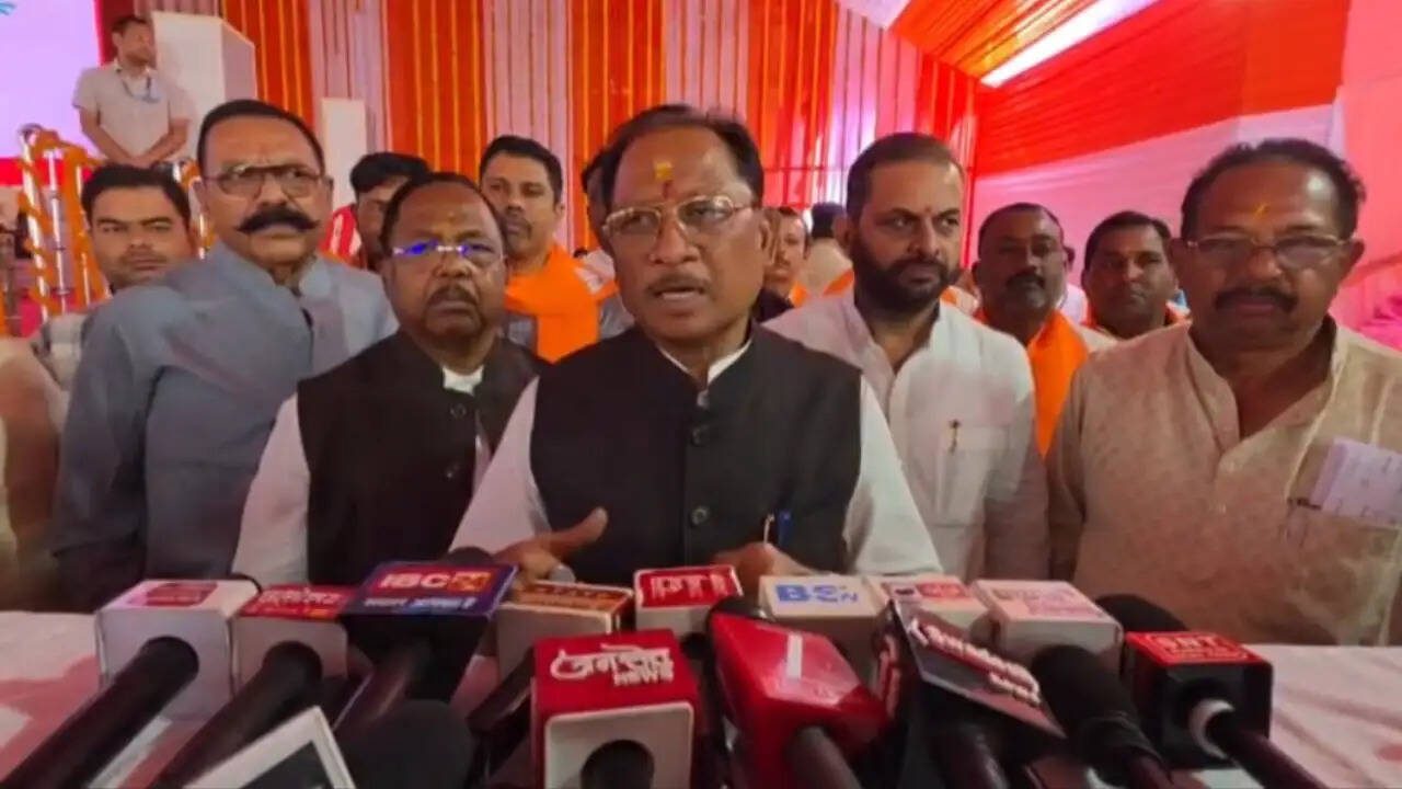 281 करोड़ के विकास कार्यों की सौगात, अंबिकापुर में आज़ाद और त्रिपाठी की प्रतिमा का अनावरण