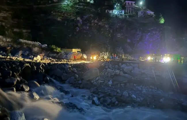 तमक नाले में ह्यूम पाइप डालकर अस्थायी मार्ग तैयार, वाहनों की आवाजाही शुरू