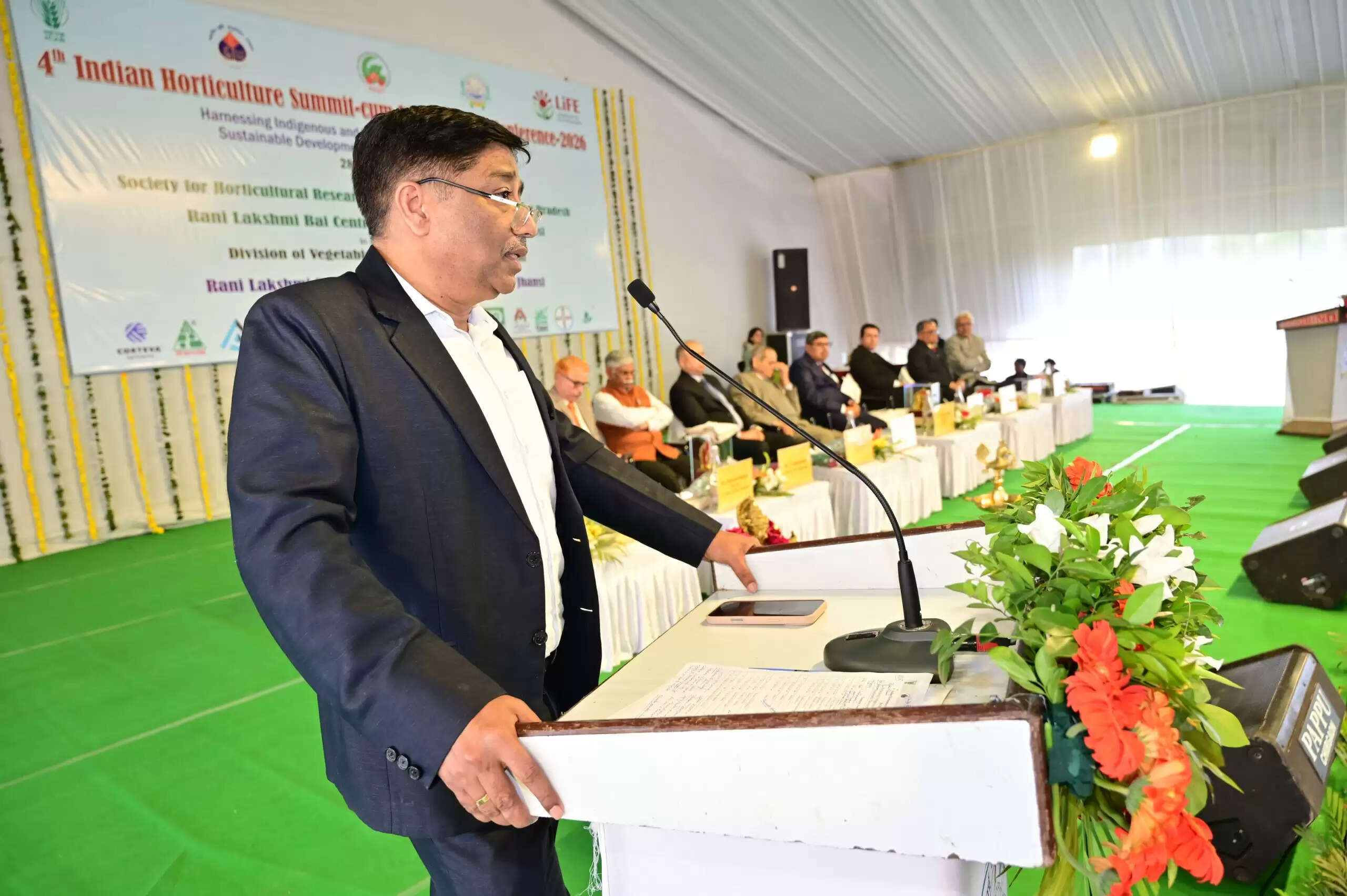 सब्जी एवं स्वदेशी फसलें किसानों की आय बढ़ाने का सशक्त माध्यम : कुलाधिपति