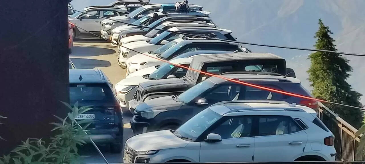 मसूरी में पार्किंग व वेंडर जोन पर घमासान, कांग्रेस का विरोध तेज