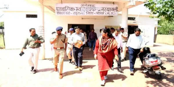 सागरः कलेक्टर ने औचक निरीक्षण कर नरयावली स्वास्थ्य केंद्र की व्यवस्थाएं जांची
