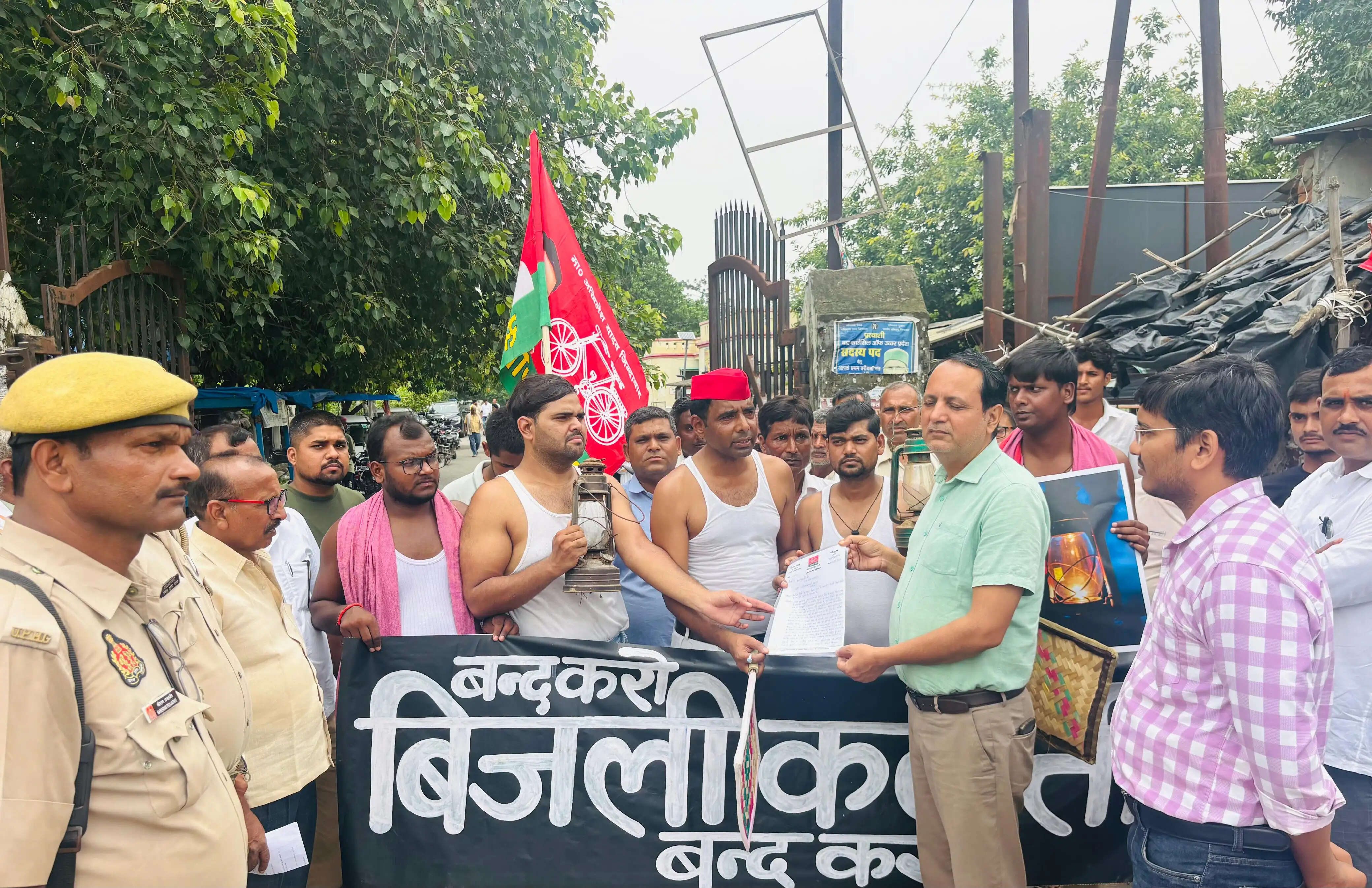देवरिया में बिजली कटौती के विरोध में सपा का प्रदर्शन, 48 घंटे में आपूर्ति बहाल नहीं हुई तो करेंगे भूख हड़ताल