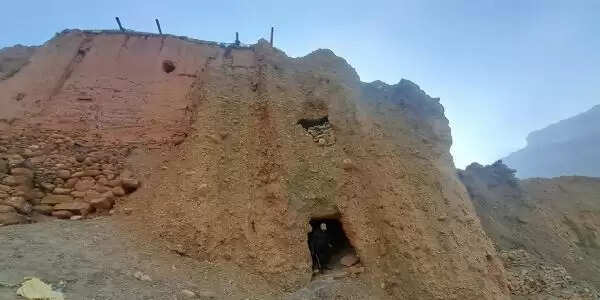 नेपाल के मुस्तांग जिले में लाल पहाड़ी के भीतर मिला १२०० वर्ष पुराना रहस्यमयी गुफा