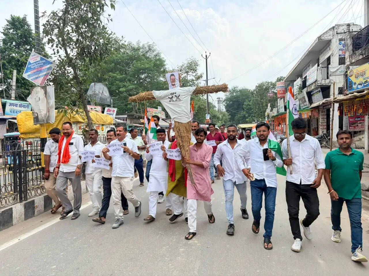 कांग्रेस मुख्यालय में वंदे मातरम के अपमान के विरोध में भाजयुमो ने फूंका राहुल गांधी का पुतला