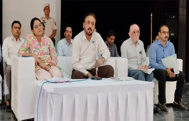 नारनौल में पेट्रोल-डीजल व उर्वरकों की कमी नहीं, अफवाहों पर न दें ध्यान : कैप्टन मनोज कुमार