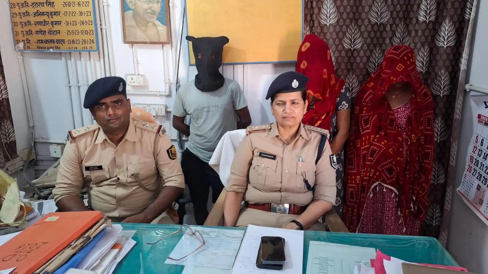 बंद घर में चोरी का खुलासा: तीन गिरफ्तार, सोने-चांदी के जेवर समेत लाखों का सामान बरामद
