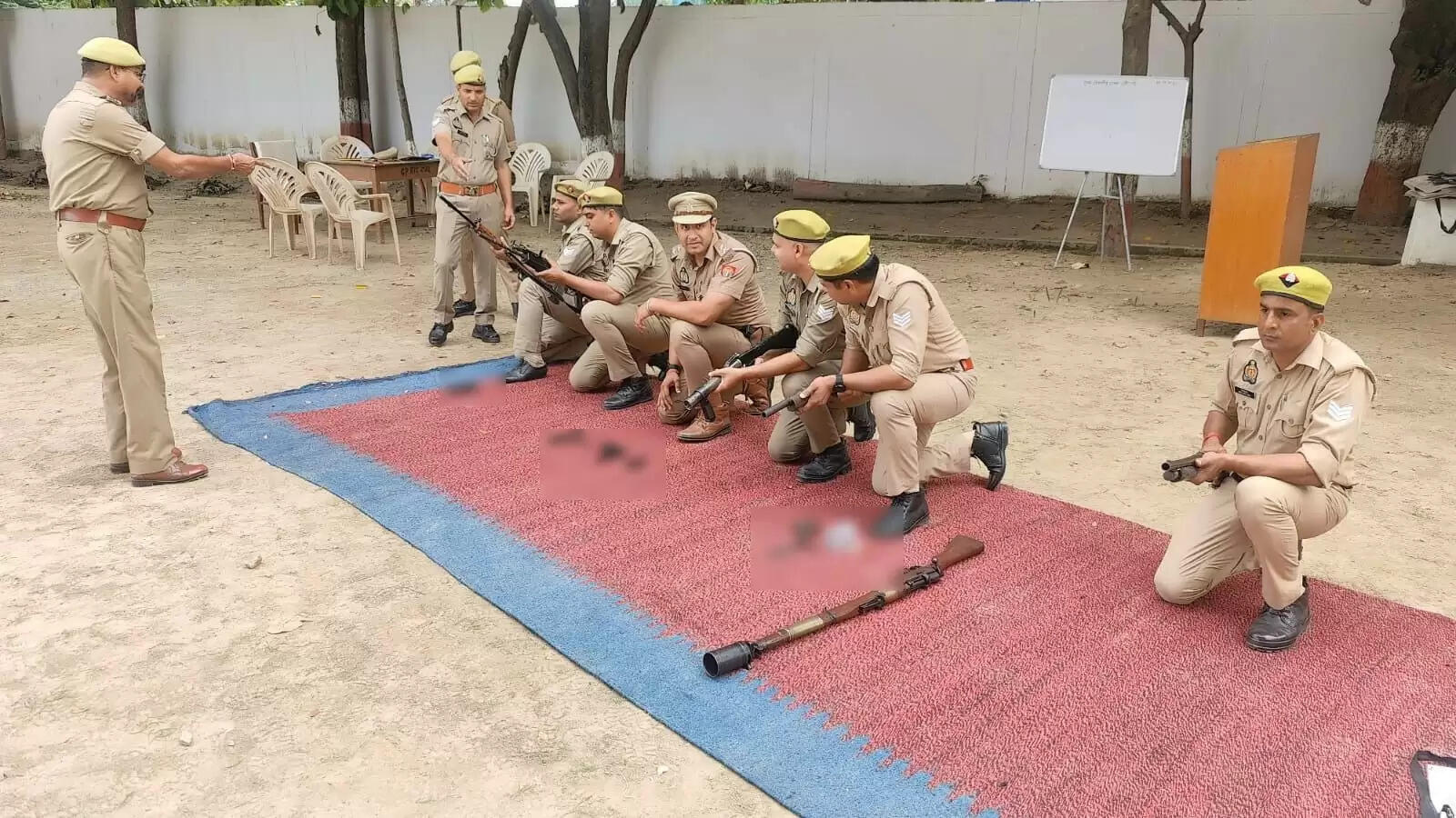 पुलिस लाइन में दंगा नियंत्रण के लिए पुलिसकर्मियाें&nbsp;काे&nbsp;प्रशिक्षण