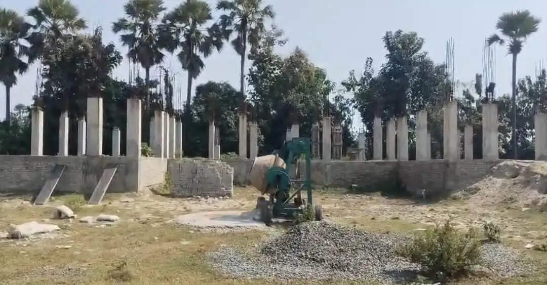 सबौर के बरारी में पंचायत सरकार भवन निर्माण पर उठे सवाल, ग्रामीणों ने डीडीसी से की शिकायत