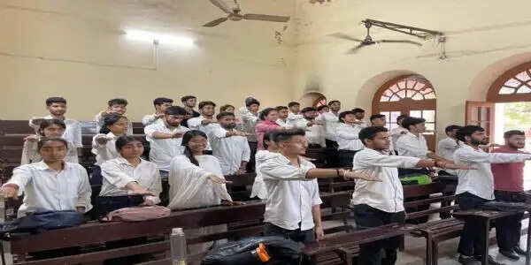 एनएसएस स्वयंसेवकों ने शपथ समारोह के साथ डॉ. बी.आर. अंबेडकर की जयंती मनाई