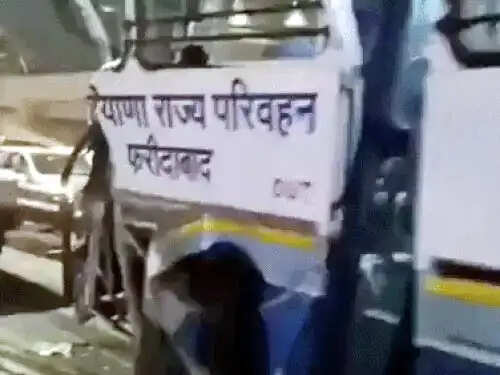 फरीदाबाद : ट्रक ने मारी रोडवेज बस को टक्कर, कई यात्री घायल