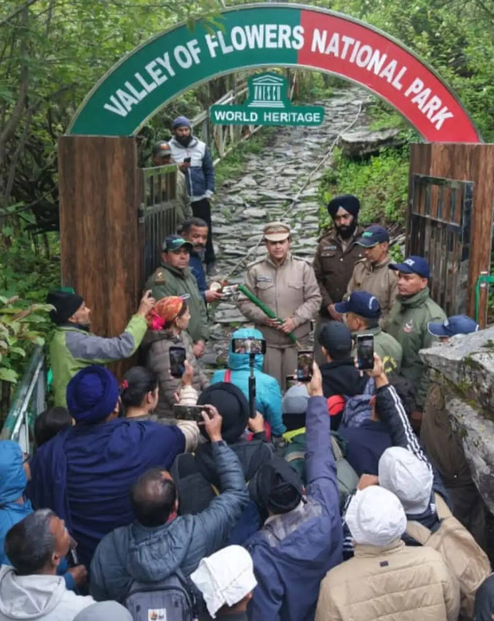 प्रकृति प्रेमी पर्यटकों के लिए खुली फूलों की घाटी