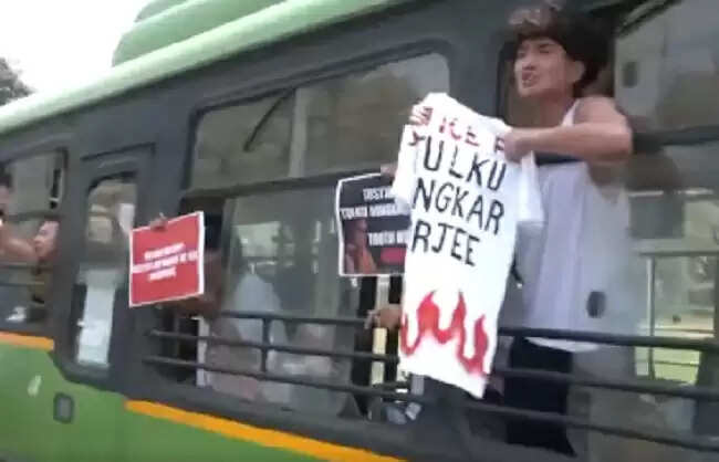 तिब्बती युवा कांग्रेस ने चीनी दूतावास के बाहर किया प्रदर्शन