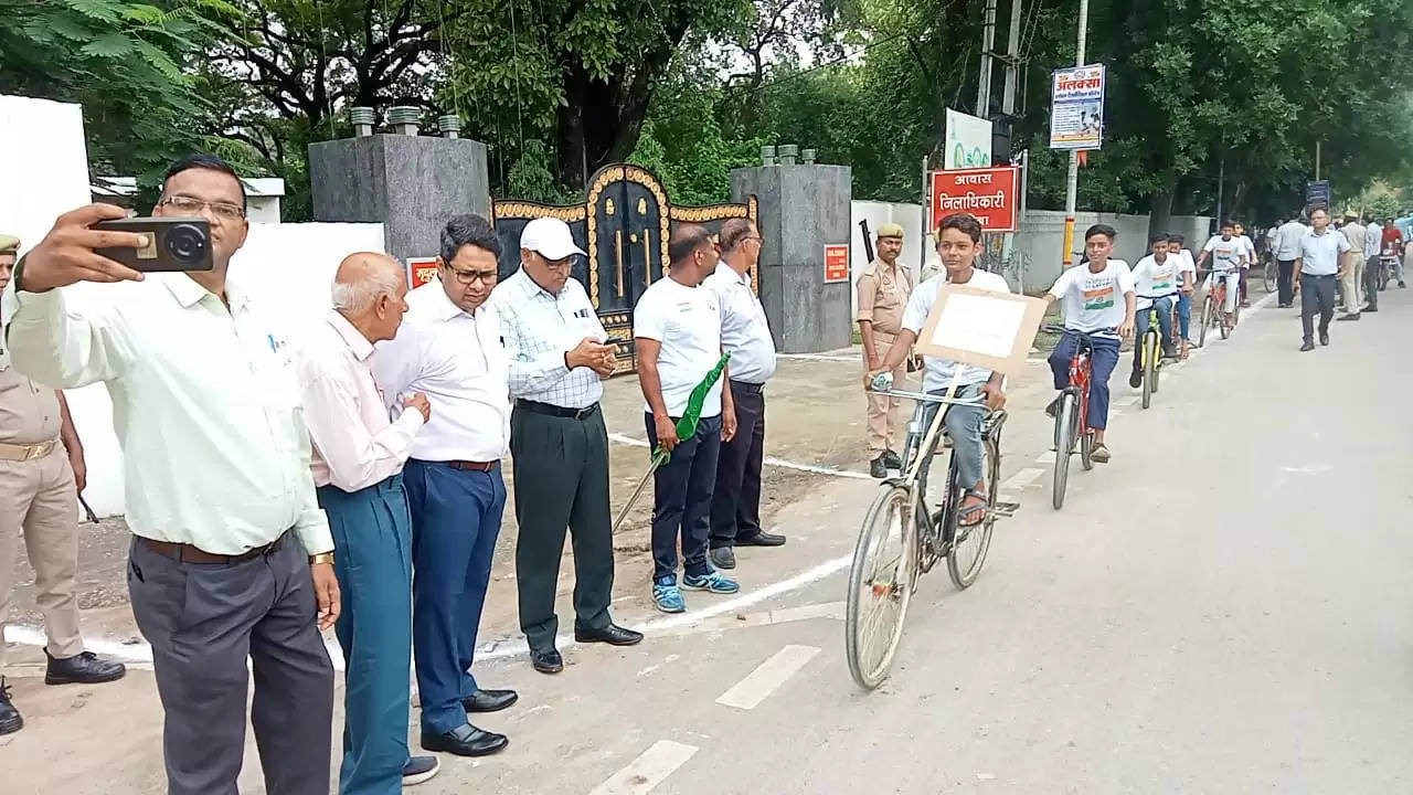 काकोरी ट्रेन एक्शन शताब्दी समारोह में स्कूली छात्रों ने निकाली साइकिल रैली