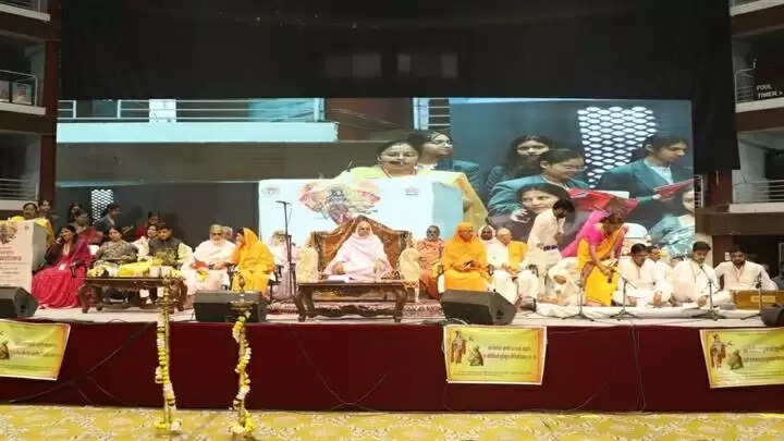 इंदौरः गीतानुरागियों और स्कूली बच्चों ने एक साथ किया सामूहिक गीता स्वाध्याय और प्रेरणागीत का गायन