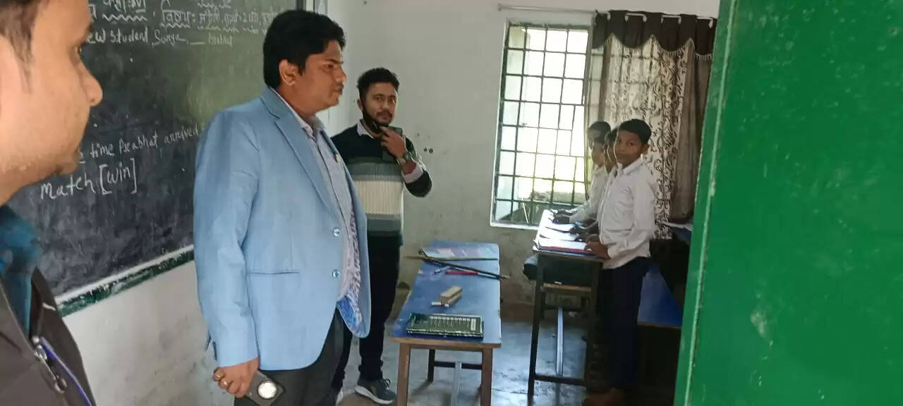 धमदाहा एसडीएम ने +2 उत्क्रमित उच्च विद्यालय धरहर यमुनिया का किया औचक निरीक्षण