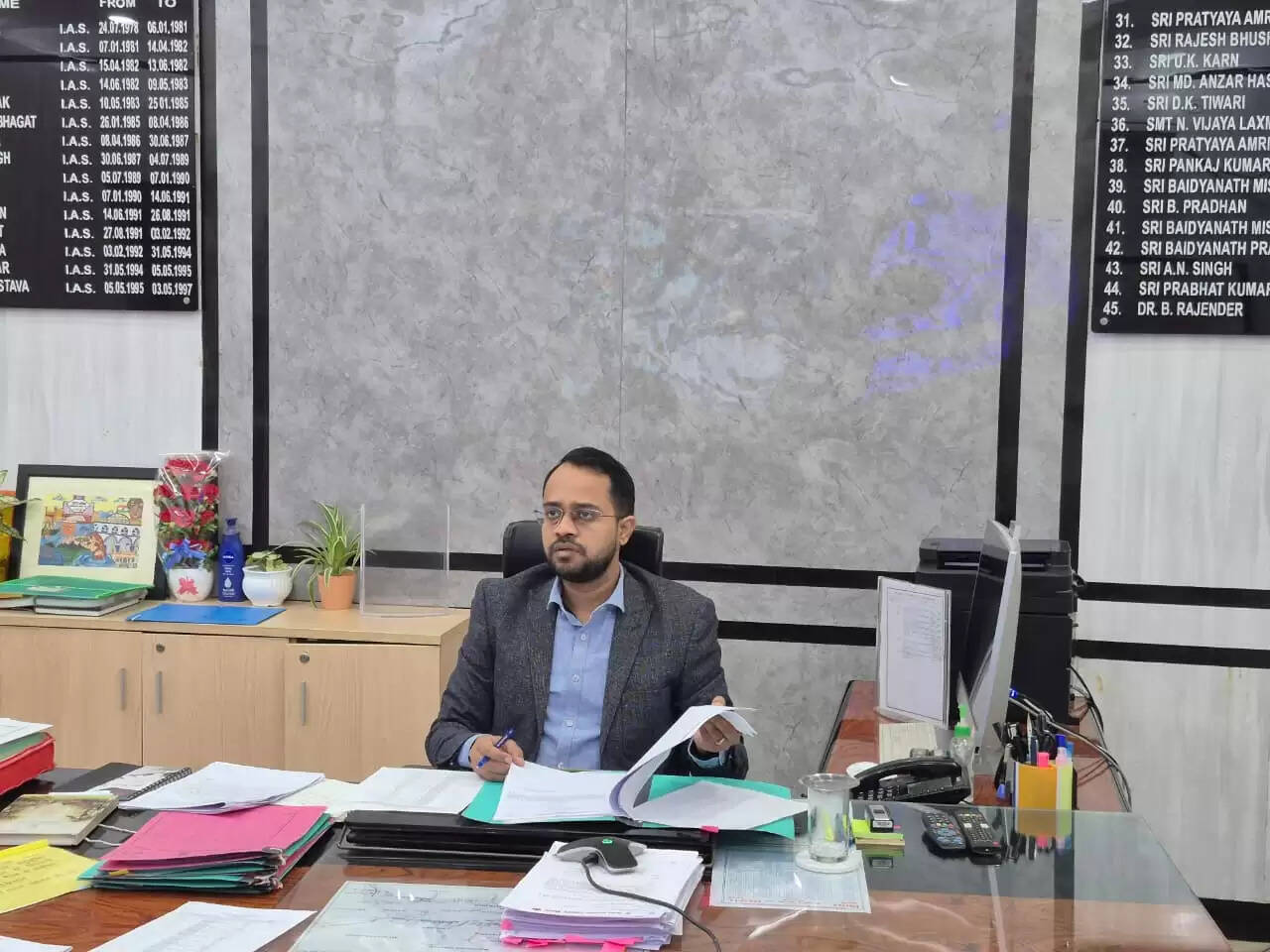 जिलाधिकारी के जनता दरबार में उमड़ी भीड़, 59 आवेदकों की सुनी गईं समस्याएं