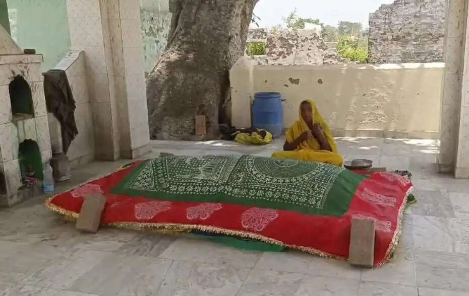 भागलपुर में गंगा जमुनी तहजीब की मिसाल, एक हिंदू महिला कर रही पीर बाबा की सेवा