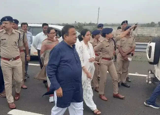 केन्द्रीय मंत्री गडकरी ने मप्र के रतलाम जिले में दिल्ली-मुंबई एक्सप्रेस-वे का किया निरीक्षण