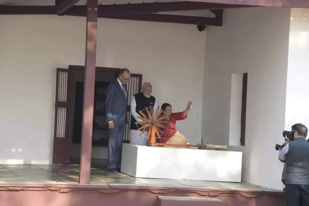 गांधी आश्रम पहुंचे प्रधानमंत्री मोदी और जर्मन चांसलर, महात्मा गांधी को अर्पित की श्रद्धांजलि