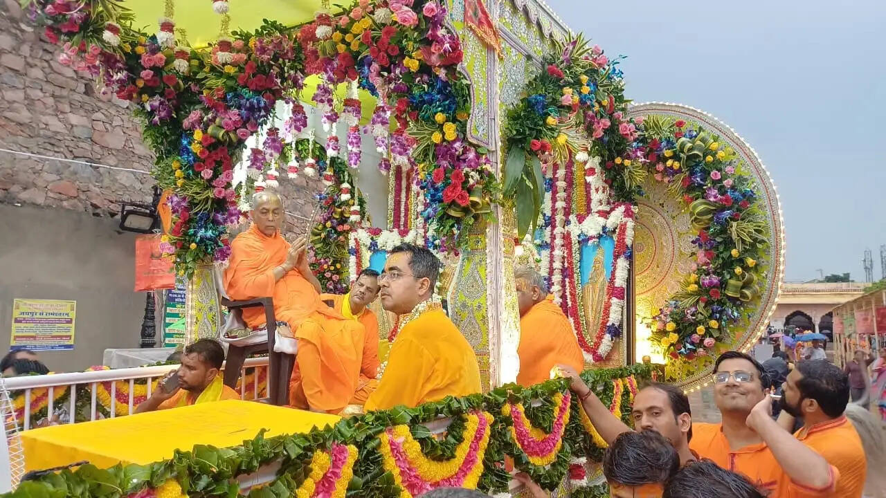 नंदोत्सव में उमड़ा आस्था का सैलाब: गोविंद देव जी की शोभायात्रा में झांकियों का आकर्षण