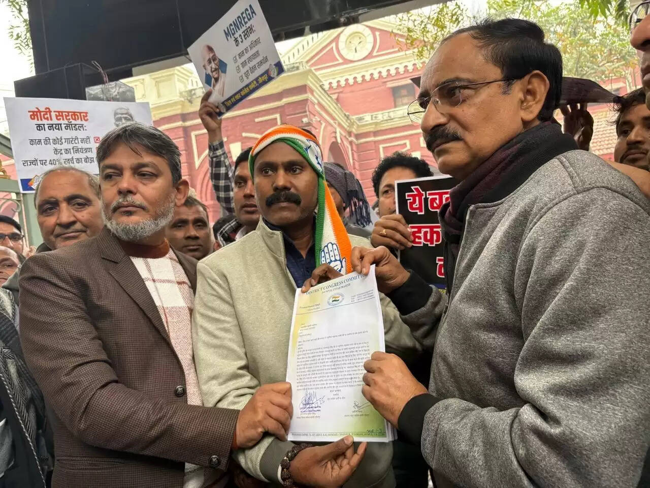 जौनपुर में कांग्रेस ने मनरेगा का नाम बदलने पर किया प्रदर्शन