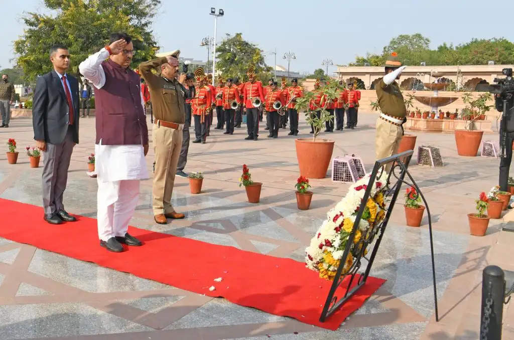 मुख्यमंत्री ने अमर जवान ज्योति पर किए श्रद्धासुमन अर्पित