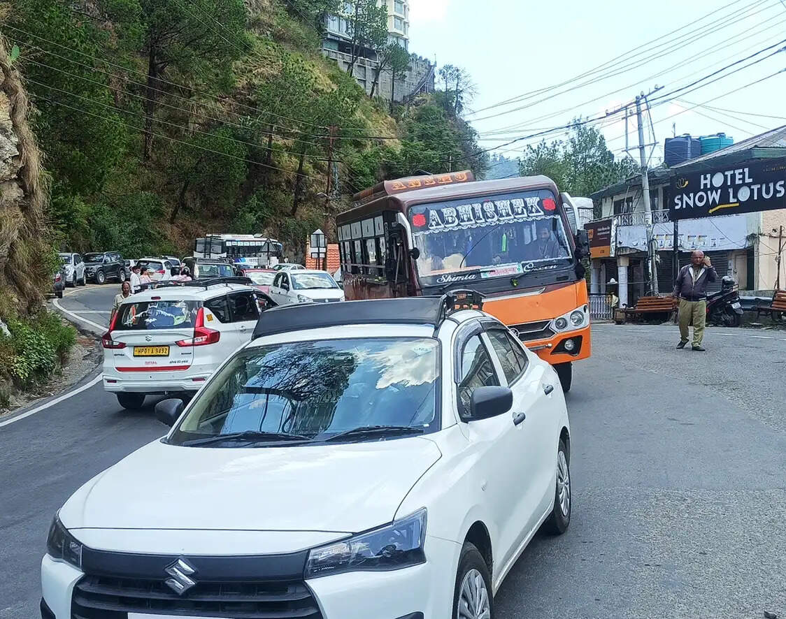 गर्मी से राहत के लिए शिमला में उमड़े सैलानी, होटल पैक, शहर के प्रवेश द्वारों पर लंबा जाम