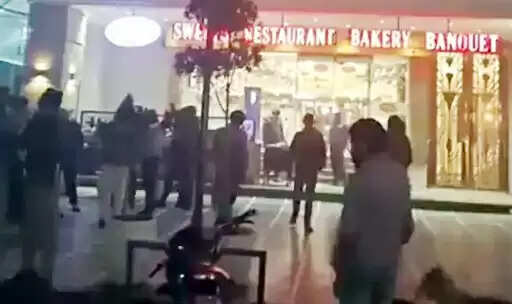 फरीदाबाद : शार्ट सर्किट से मिलन रेस्टोरेंट में लगी आग