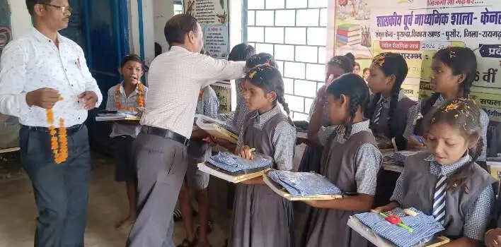 नए शिक्षा सत्र का उत्साहपूर्ण आगाज,पुष्पमाला, तिलक और गुलाल से हुआ अभिनंदन