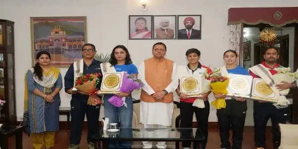 महिला मुक्केबाजों से मिले सीएम धामी, किया सम्मानित