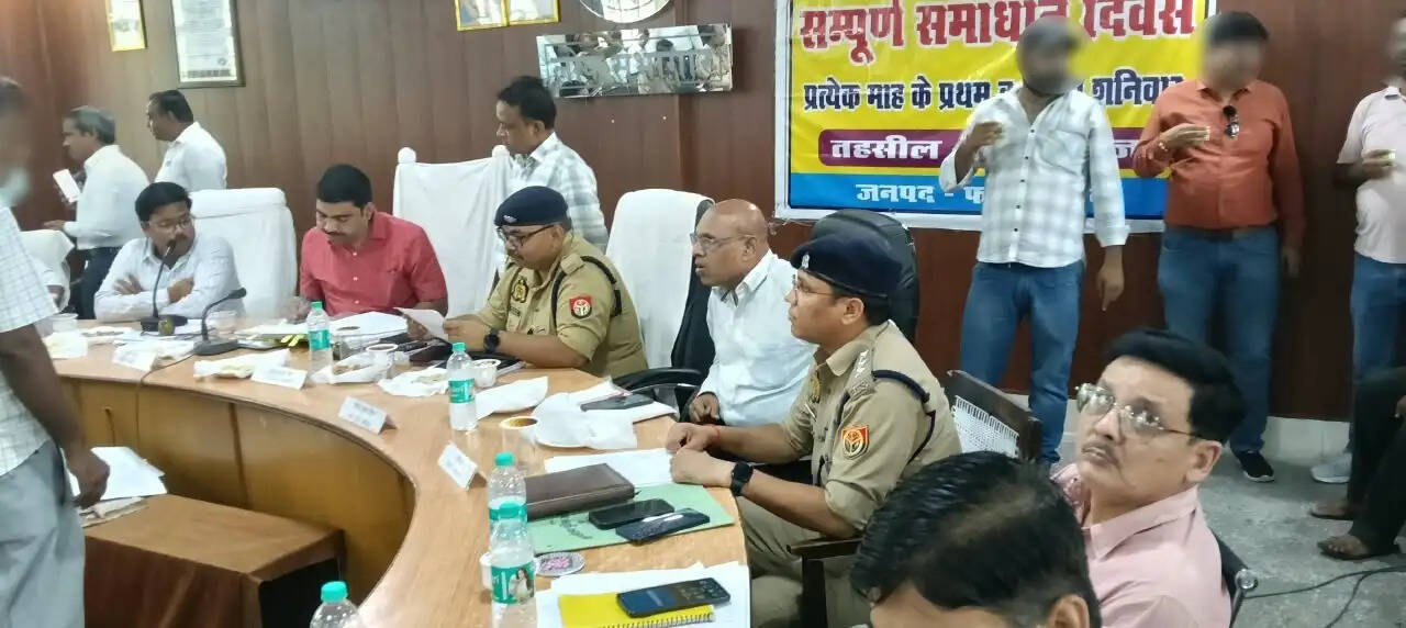 फर्रुखाबाद में&nbsp;संपूर्ण समाधान दिवस पर 159 शिकायतों में से मात्र 6 का निस्तारण