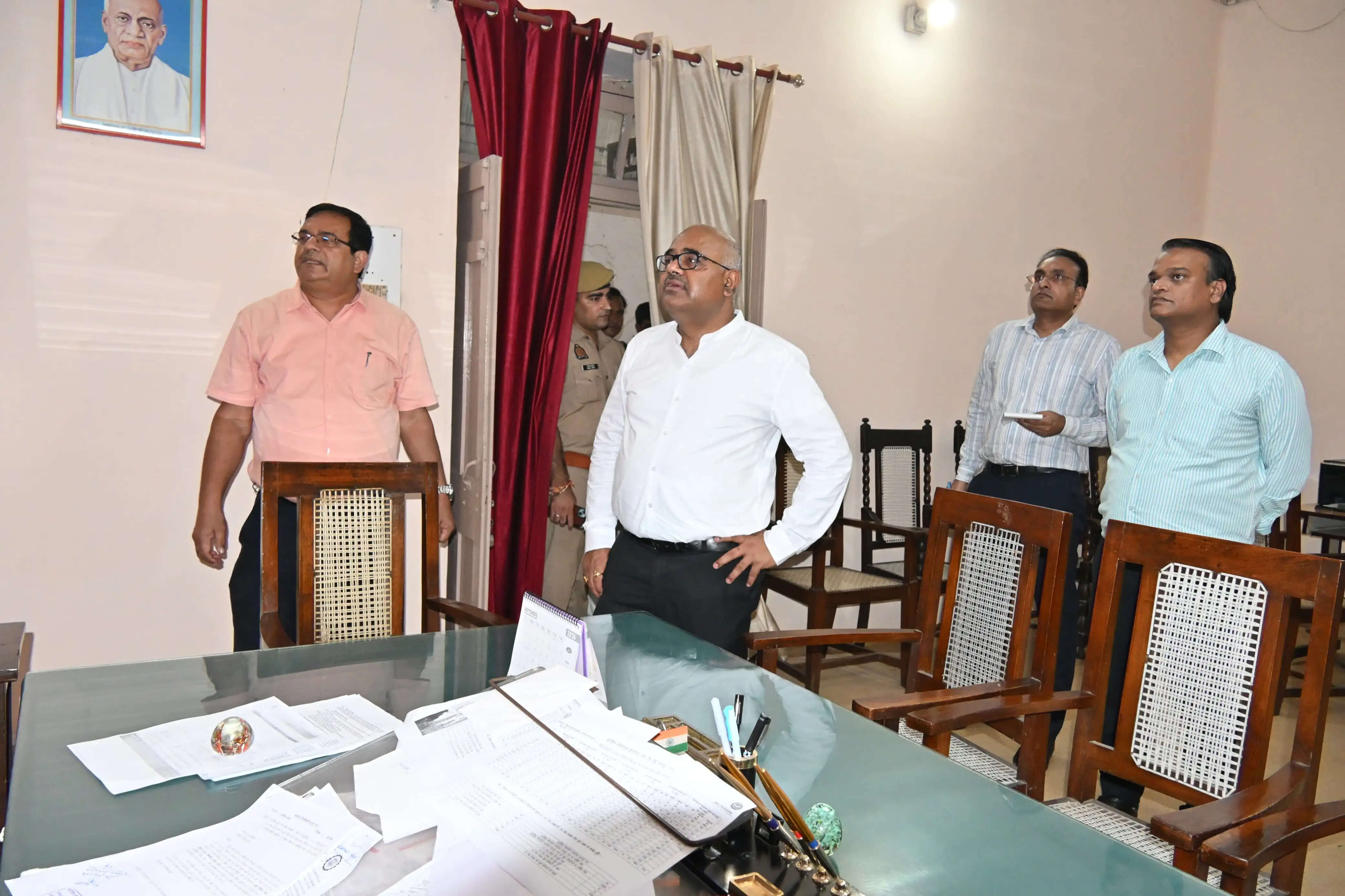 सेवायोजन कार्यालय में लापरवाही पर डीएम सख्त, पांच कार्मिकों का एक दिन का वेतन काटने के निर्देश