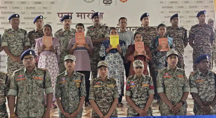 छत्तीसगढ़ के दंतेवाड़ा में 9 लाख के इनामी 5 नक्सलियों ने किया आत्मसमर्पण