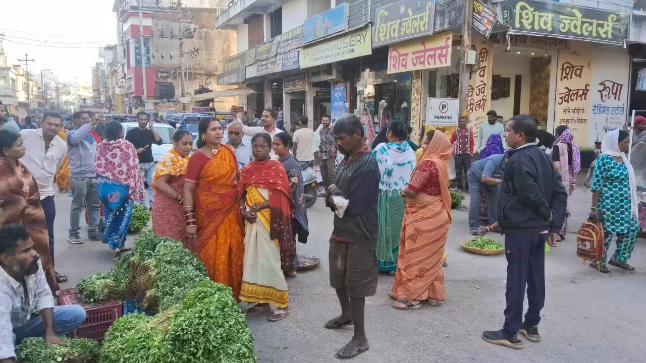 धमतरी : सड़क किनारे सब्जी विक्रेताओं में झूमा-झटकी, जाम जैसे हालात