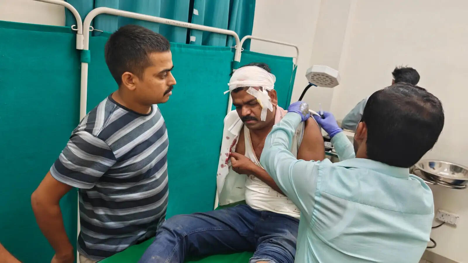 टंडवा में पुलिस बल पर पथराव, थाना प्रभारी घायल