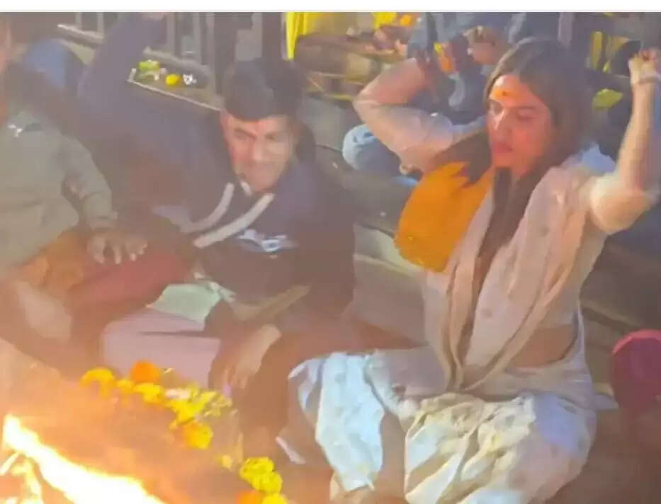 आगरमालवाः भाजपा की राष्ट्रीय प्रवक्ता शाजिया इल्मी ने पीताम्बरा सिद्धपीठ पर किया हवन पूजन