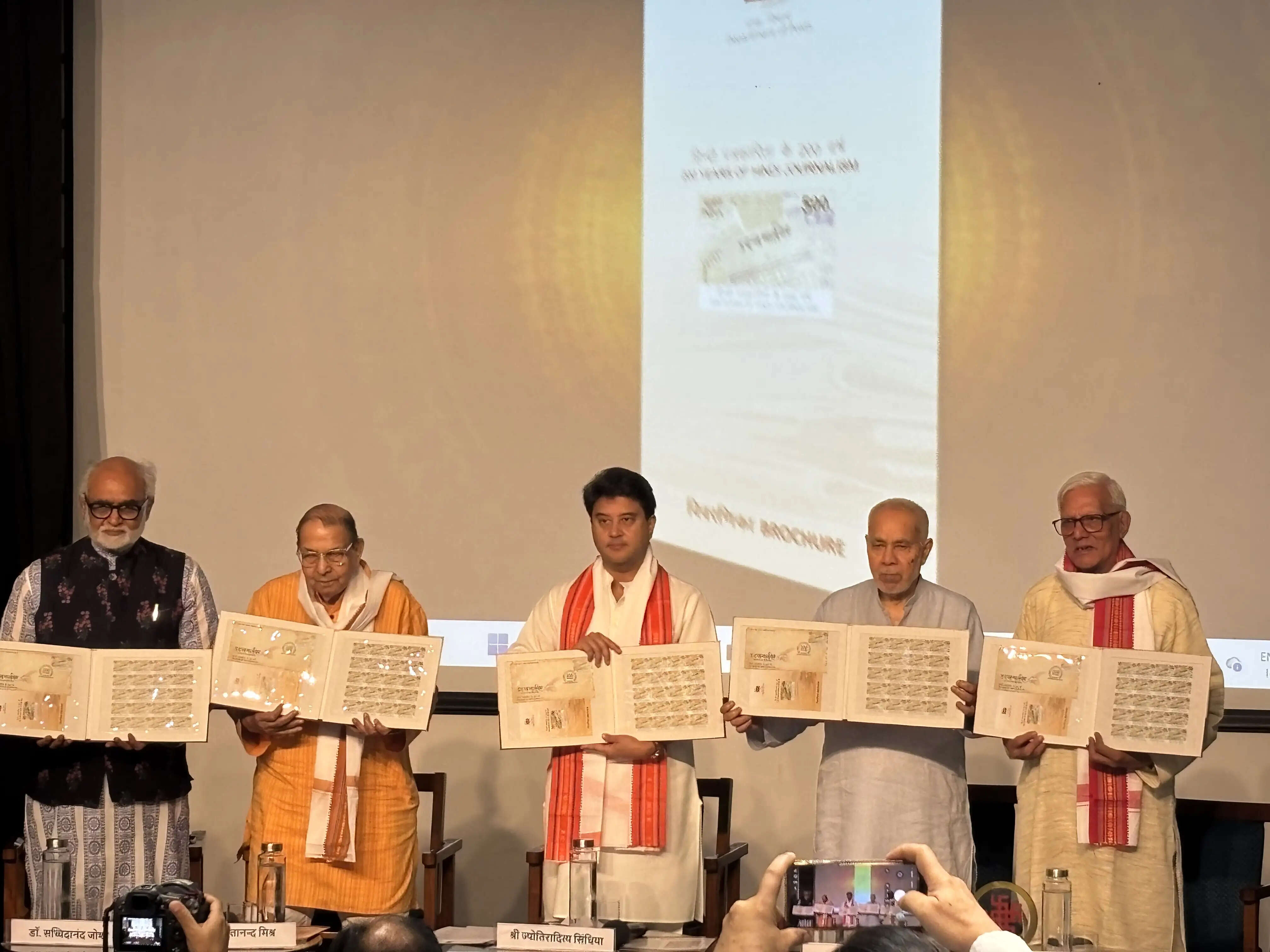 पत्रकारिता पेशा नहीं, राष्ट्र चेतना का आंदोलन हैः सिंधिया