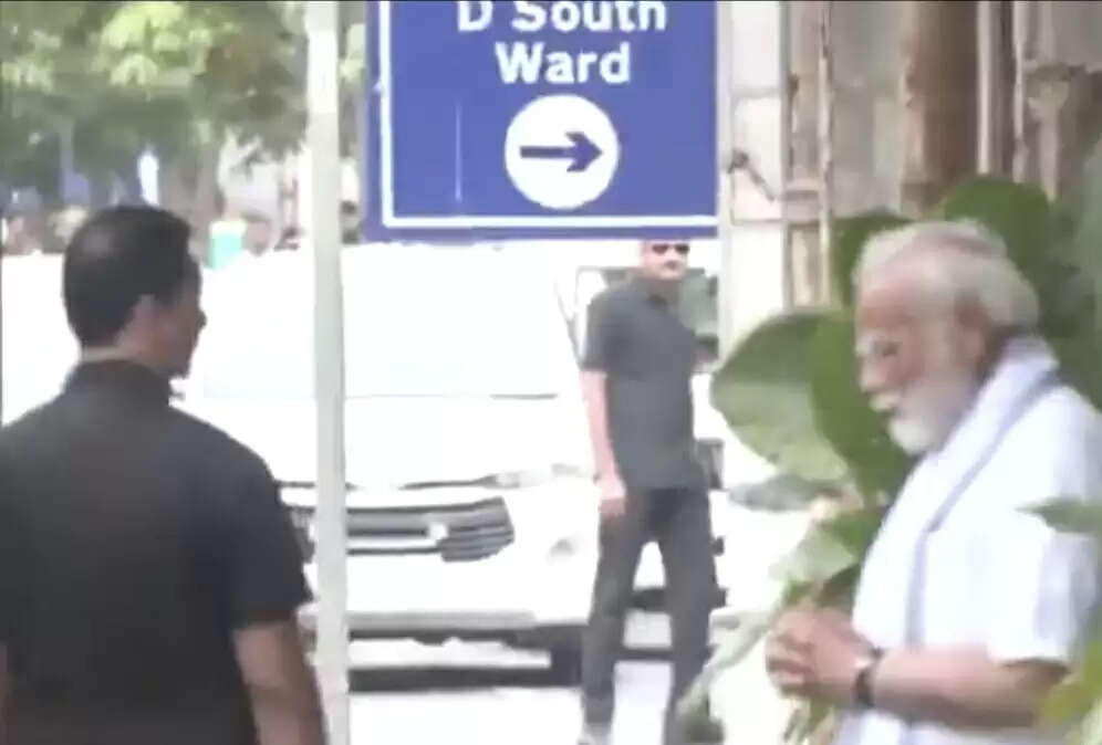 प्रधानमंत्री मोदी ने अहमदाबाद में विमान दुर्घटनास्थल का जायजा लिया, घायलों से मिलने पहुंचे अस्पताल