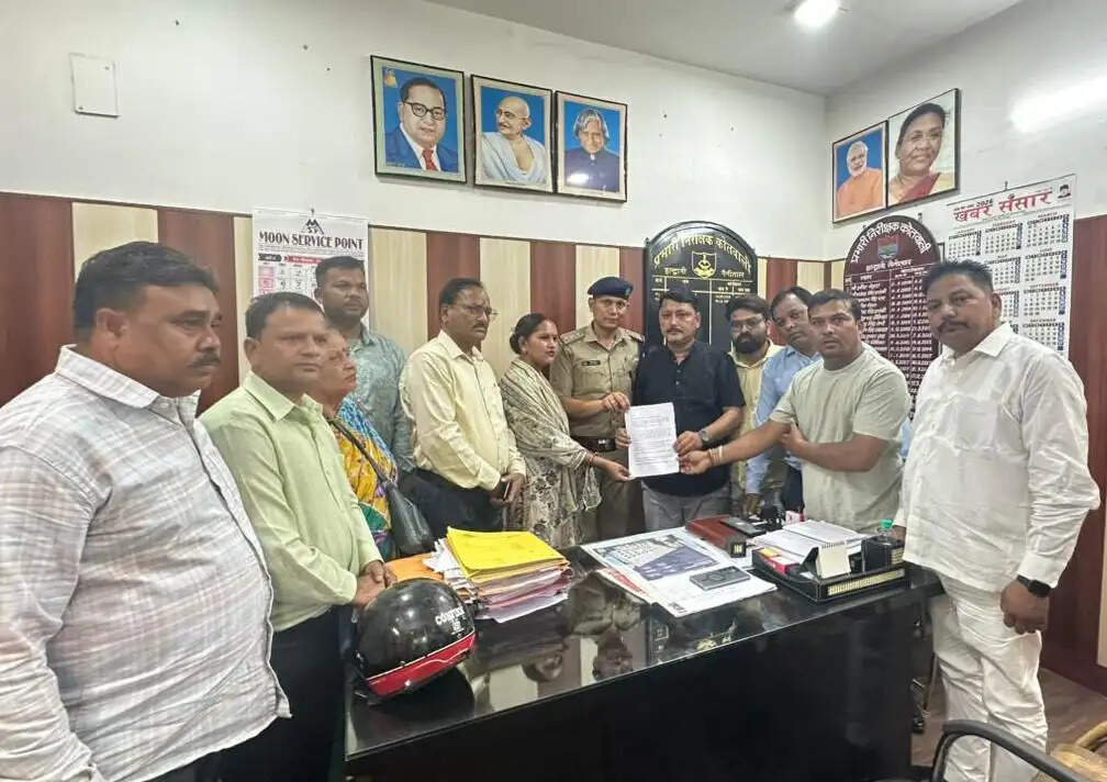 कांग्रेस ने बहुउद्देशीय भवन का घेराव कर किया प्रदर्शन