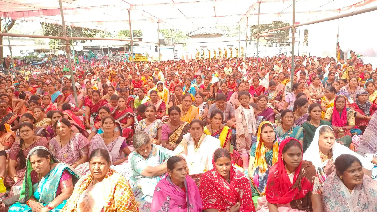 तीन सूत्रीय मांगों को लेकर आंगनबाड़ी कार्यकर्ता व सहायिकाओं ने दिया धरना