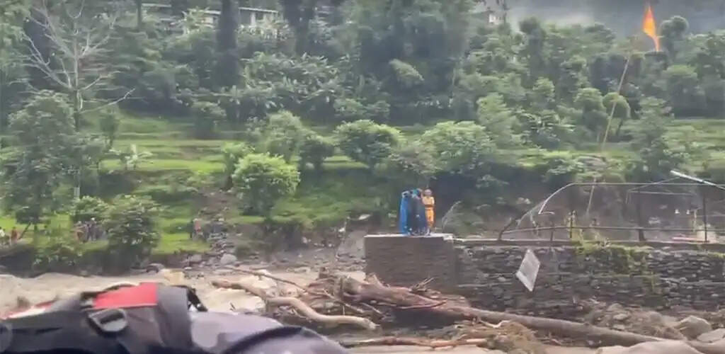 नेपाल के कास्की जिले में बाढ़, अन्नपूर्णा मंदिर का आधा हिस्सा और दो पुल बहे