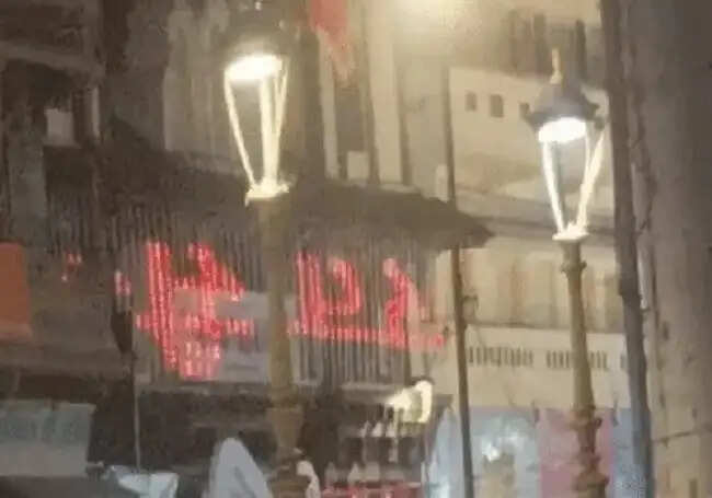 (संशोधित) इंदौर में जन्माष्टमी पर बांके बिहारी मंदिर के डिस्प्ले बोर्ड पर चलीं अरबी की आयतें, हिन्दू संगठनों ने की जांच की मांग